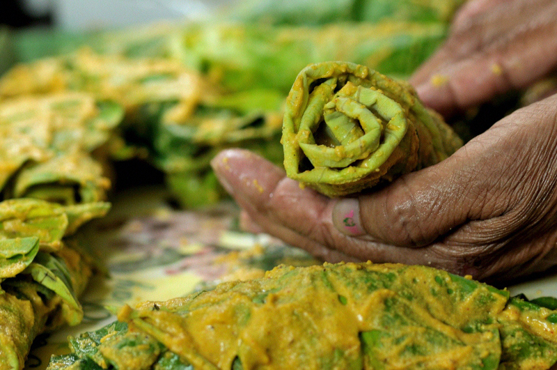 Arbi key patod; Mutli-layered colcasia&nbsp;leaves